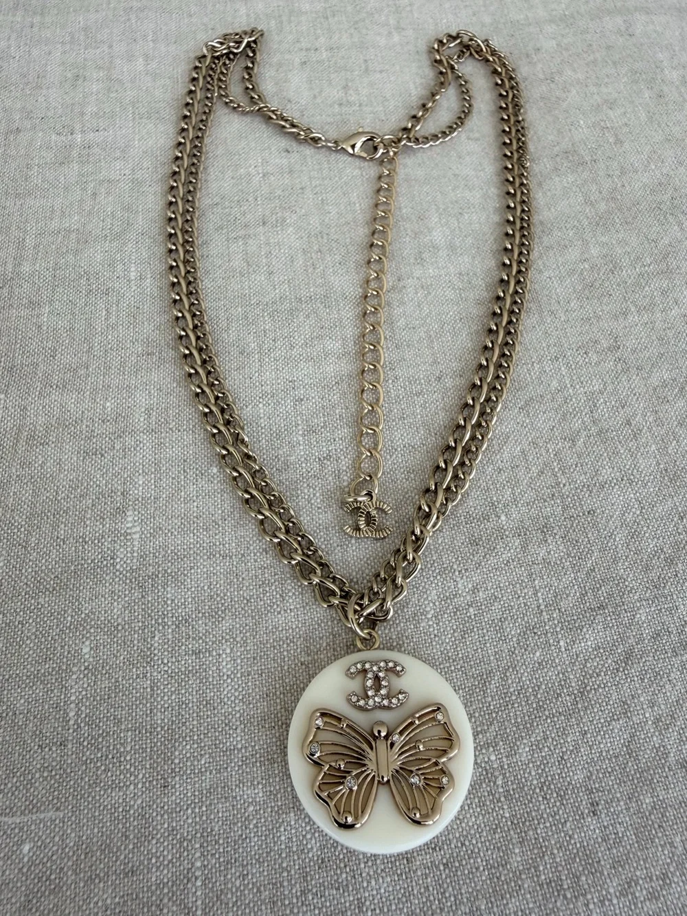 🤍CHANEL Gold-Tone Chain Necklace with Cream Disc & Butterfly✨
